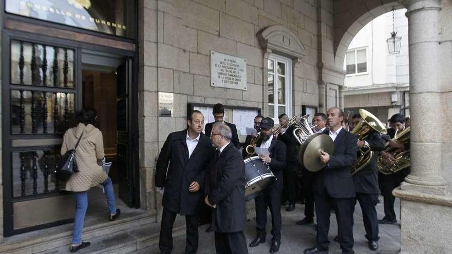 Músicos de la que fue banda municipal de Ourense en el concierto de protesta del 6 de mayo. // J.Regal