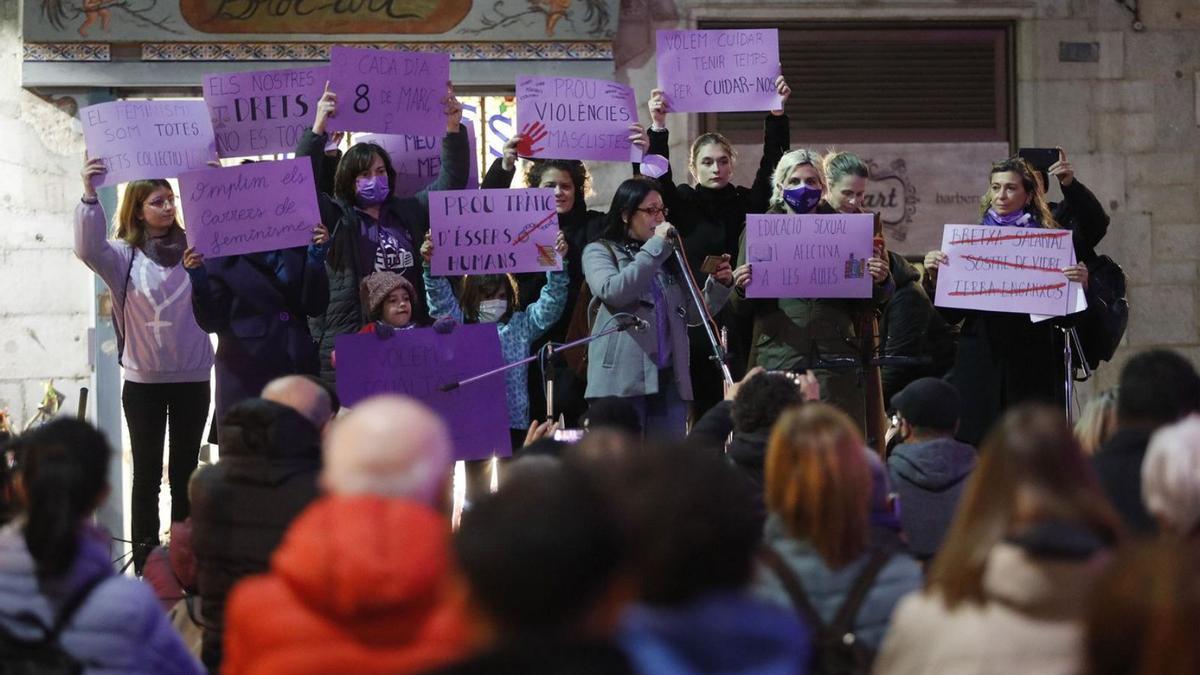 L’acte de la Plataforma Feminista Gironina, ahir, a la plaça del Vi.  | ANIOL RESCLOSA