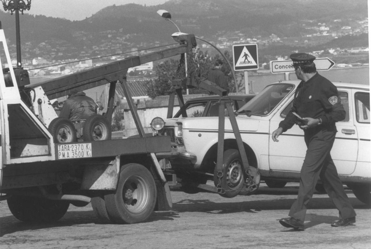 La grúa municipal retirando un coche en Vigo en 1993.