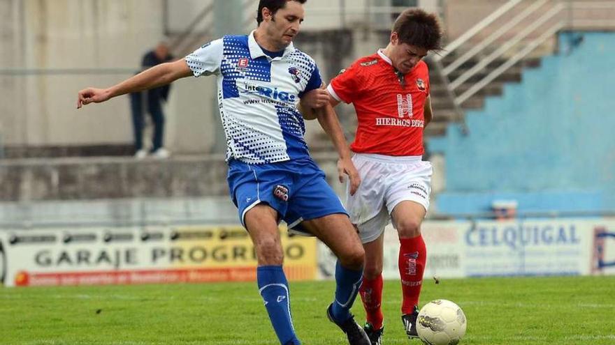 Un jugador del Estradense controla el balón ante un rival, ayer en Baltar. // Rafa Vázquez