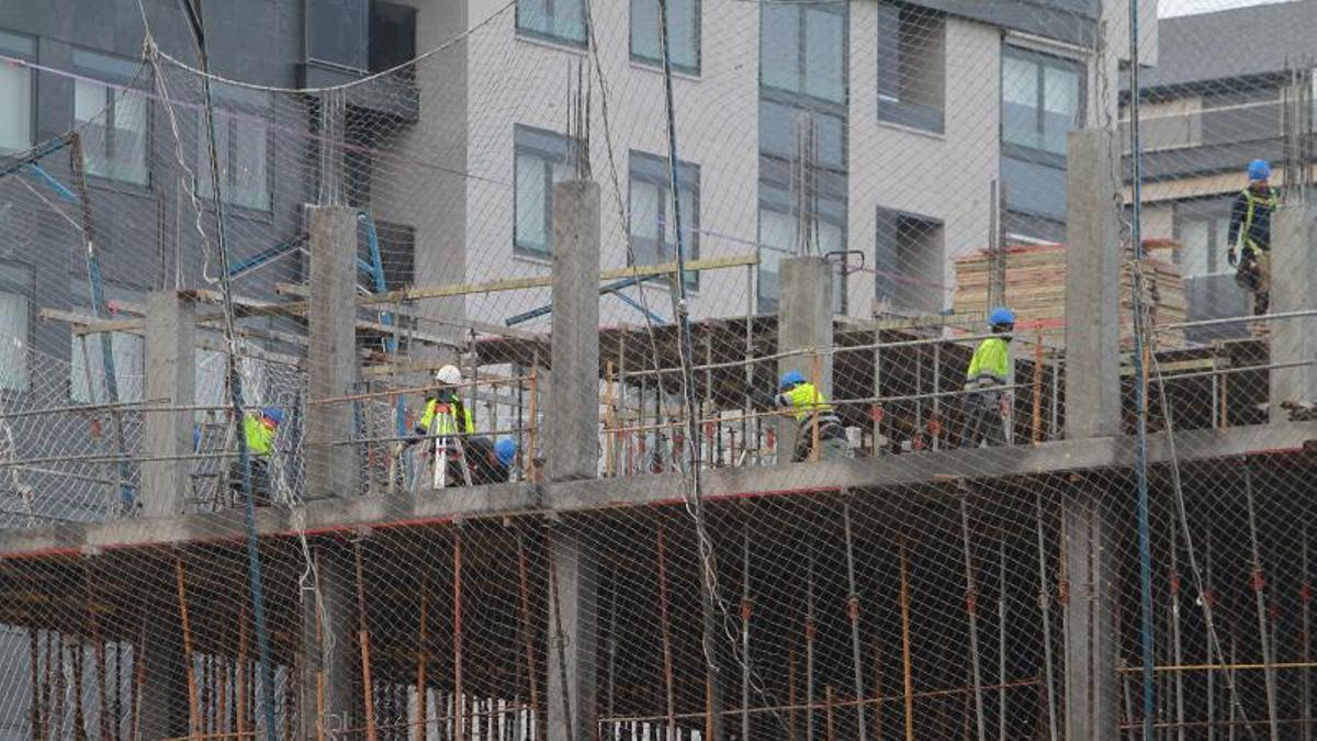 Trabajadores, en una obra en construcción en Ourense