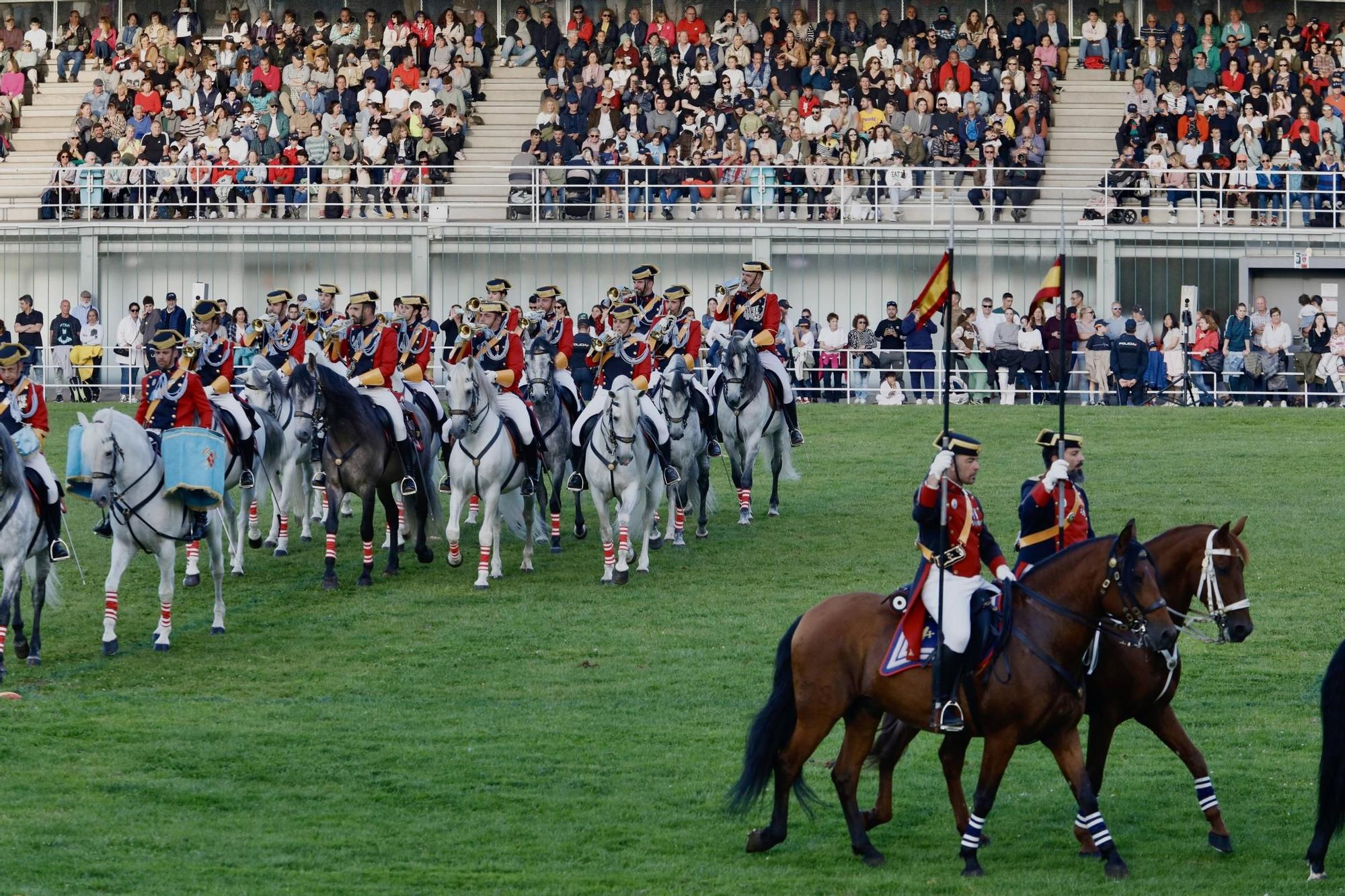 En imágenes | Exhibición militar en Las Mestas (Gijón)