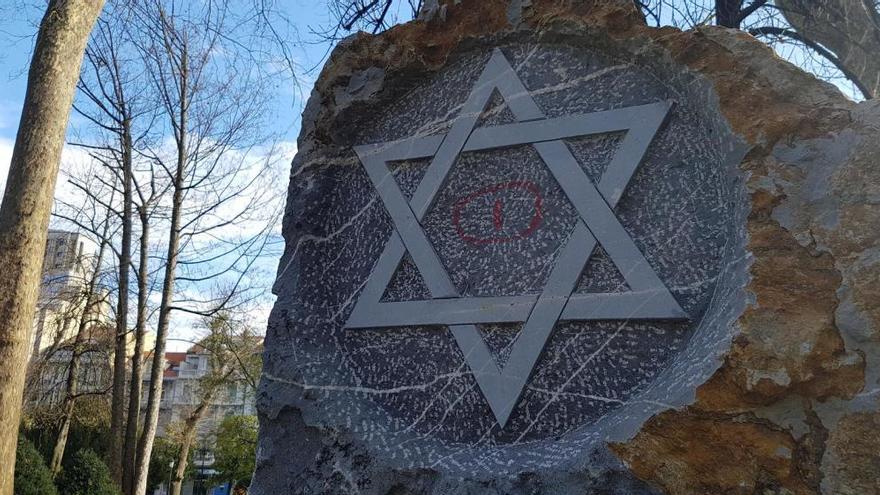 Indignación por la aparición de pintadas antisemitas en el monumento al Holocausto de Oviedo