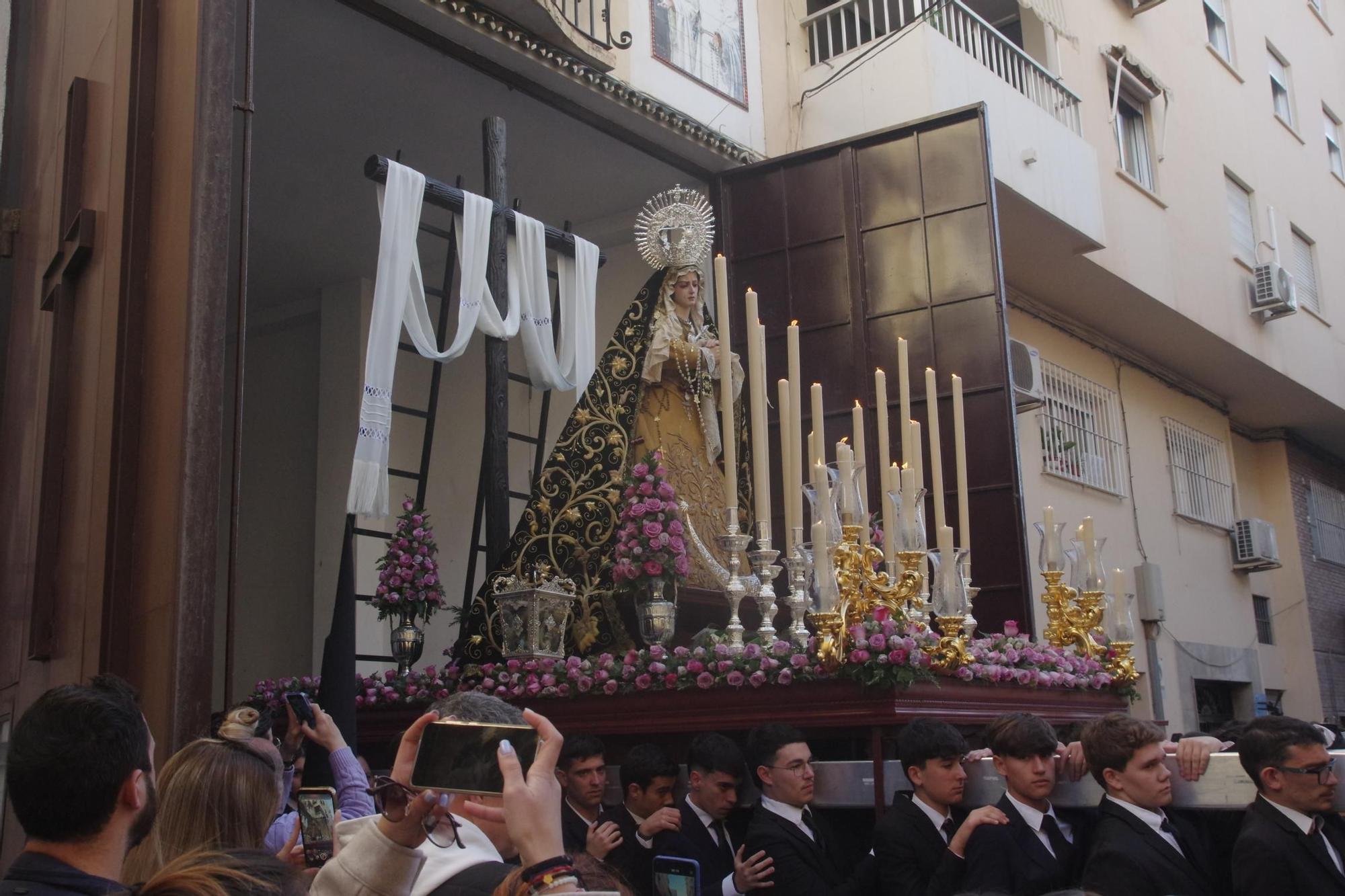 Procesión de la Virgen del Sol por el barrio de la Victoria este domingo.