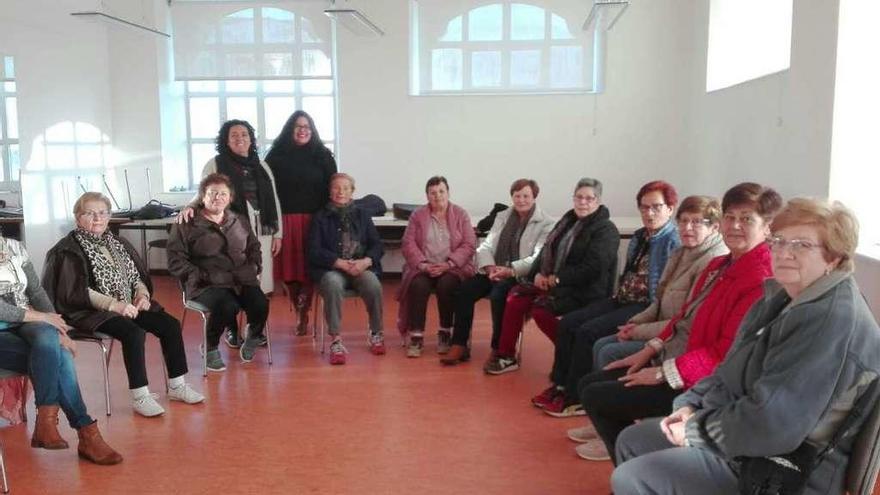 Asistentes al grupo de mujeres del taller en Domaio, con la sexóloga y la edil María Ortega.