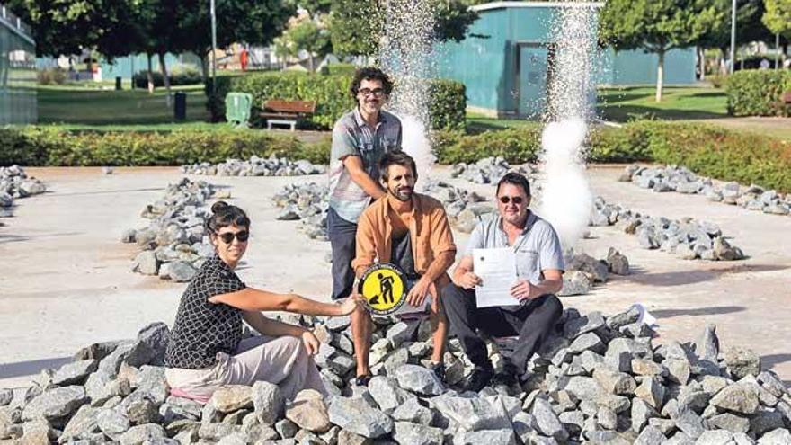 Representantes de la AAVIB, en la escultura abandonada de Long.