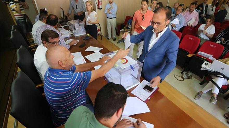 La votación en la Cámara se alarga dos horas en Badajoz tras el cierre