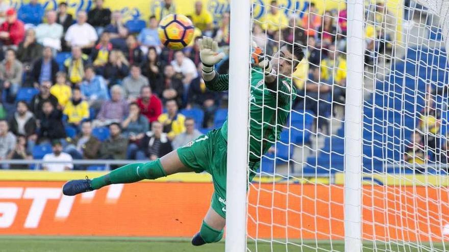 Cuéllar, en plena estirada para detener el balón.