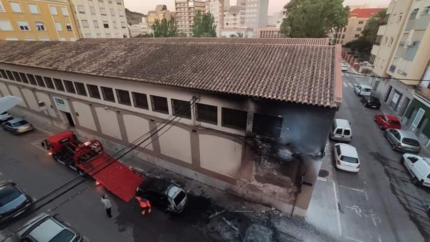 El mercado municipal de Sagunt con los daños en la fachada tras el incendio de la mañana de este domingo