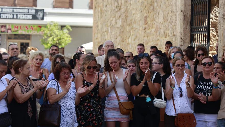 Minuto de silencio en Alginet por el asesinato de una mujer a manos del tío de su marido