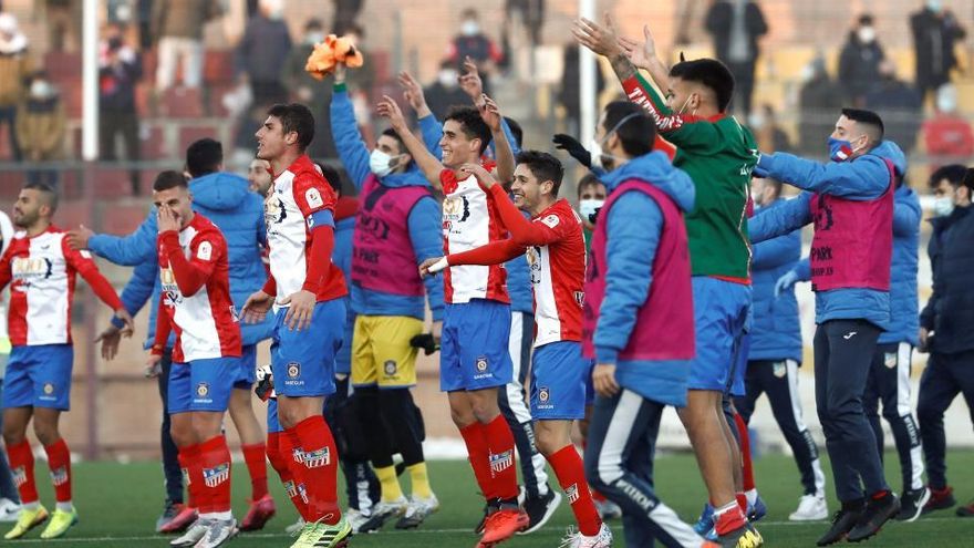 Los jugadores del Navalcarnero celebran su victoria.