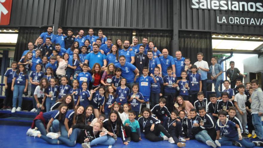 La familia salesiana se reunió para celebrar su entrega de premios con un recuerdo muy especial a Eliseo Arrocha.
 Las premiadas junto a Luis, hermano, de Eliseo, durante el acto del encuentro.