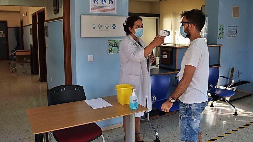 Puesto de control de temperatura, ayer, en el consultorio de Tremañes tras su reapertura después de la pandemia.