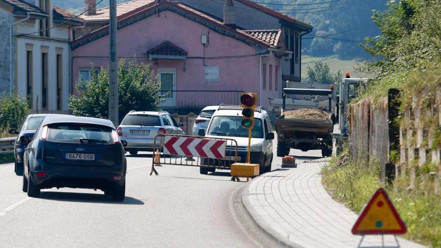 El corte de un carril por las obras de la red de agua de Nubledo.