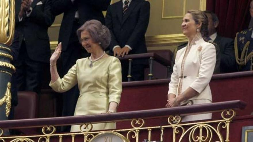 Larga ovación a la Reina Sofía en el Congreso