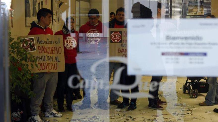 La Policía desaloja a 12 familias de Stop Desahucios de Caja Duero