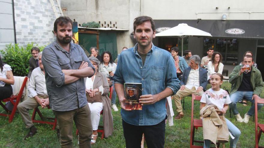 Javier Fraiz presentó su novela “Morte no espello” en El Cercano
