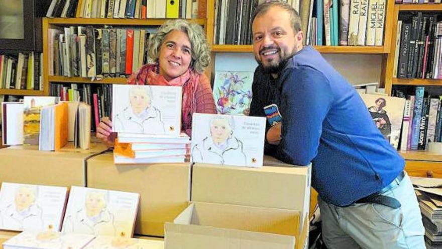 Leticia Ruifernández y José Luis Gutiérrez con ejemplares del libro que ya esté en las librerías.  | Cedida por los autores