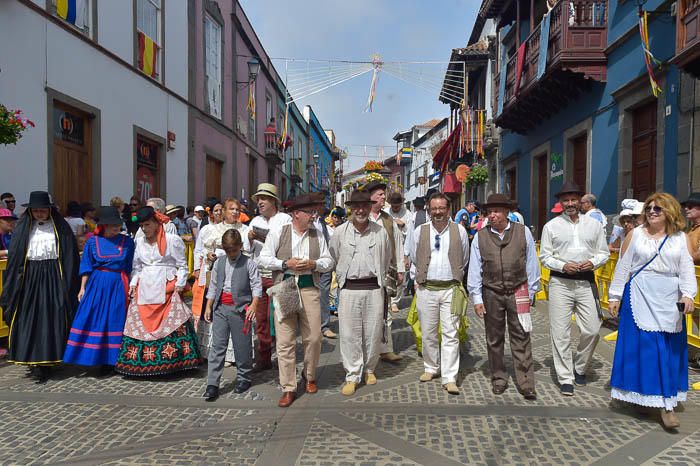 Carretas y grupos en la romería del Pino