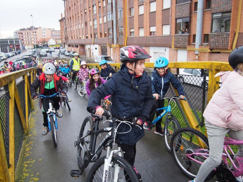 Los alumnos del Colegio Santa Bárbara de Lugones celebran el Día Mundial de la Bicicleta junto a Chechu Rubiera y Ángel García