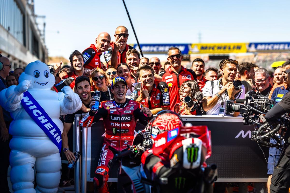 Marc Márquez celebrando su victoria con el equipo Ducati Lenovo
