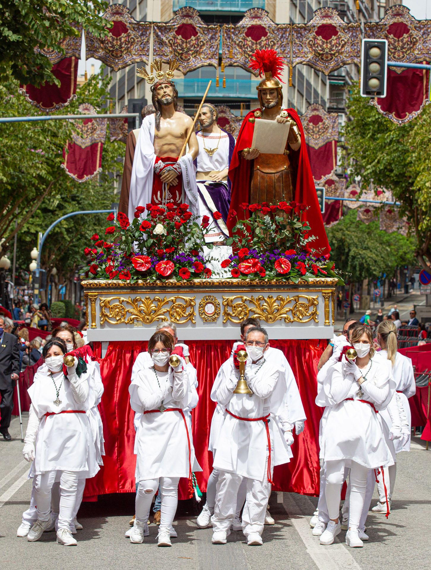 La procesión de la Sentencia recorre las calles en el Viernes Santo en Alicante