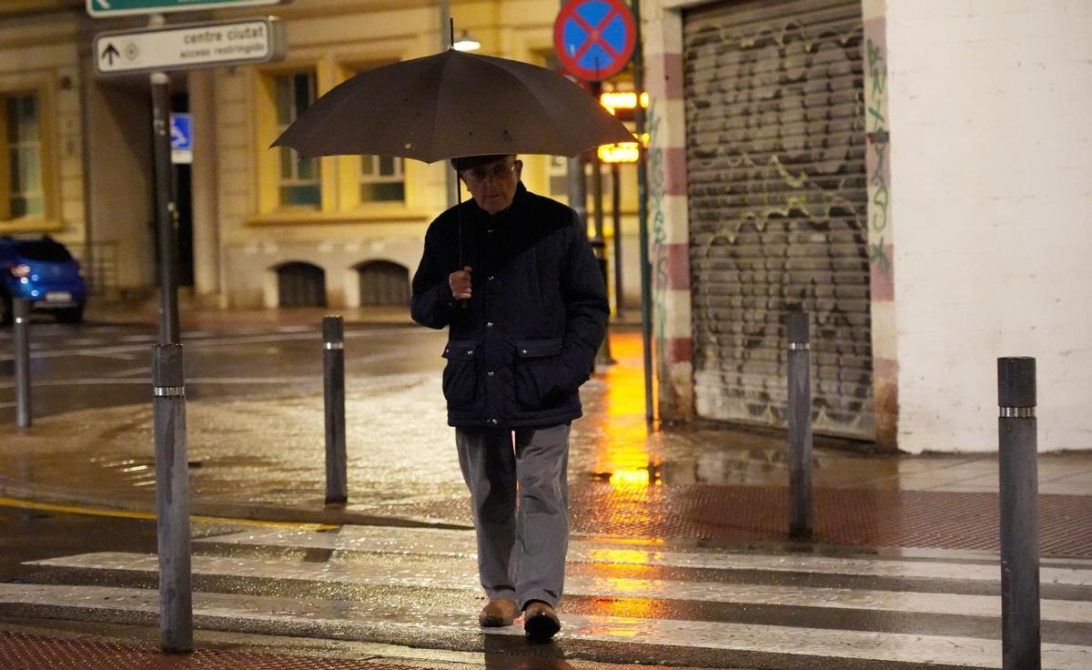 Un hombre se protege de la lluvia.