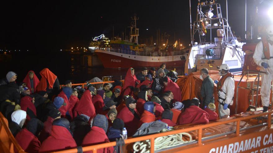 Un barco de salvamento traslada al puerto de Cartagena a inmigrantes llegados en patera en noviembre de 2017.