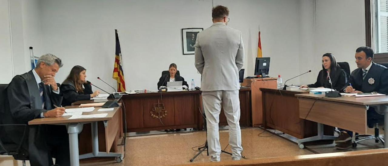 El condenado por exhibición obscena al hijo de su expareja, durante el juicio en Palma.