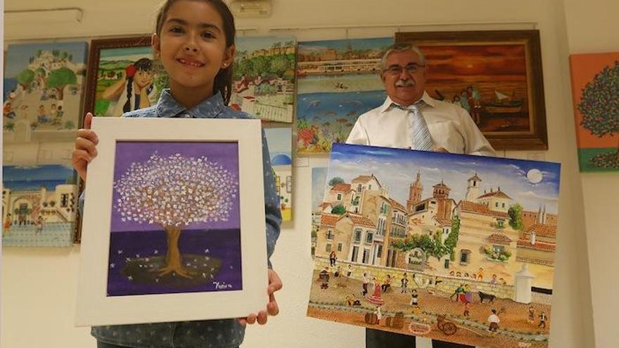 Yanira Ceano y su abuelo Diego con sus respectivos cuadros en la I Muestra Internacional de Arte Naíf.