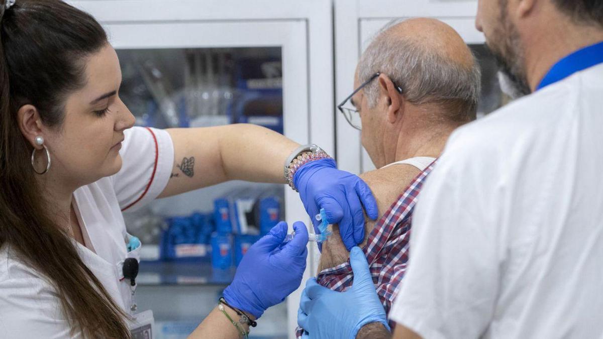 Un hombre recibe la vacuna contra la gripe, que puede detectar la nueva IA.