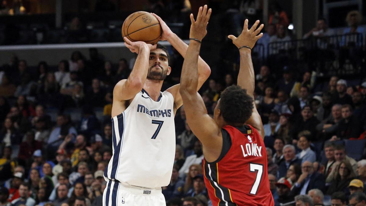 Santi Aldama, en una acción del partido Memphis Grizzlies-Miami Heat.