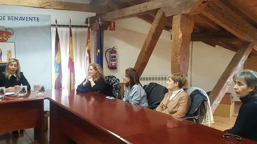 La edil de Festejos, Patricia Martín, junto a las ganadoras del concurso de escaparates navideños.