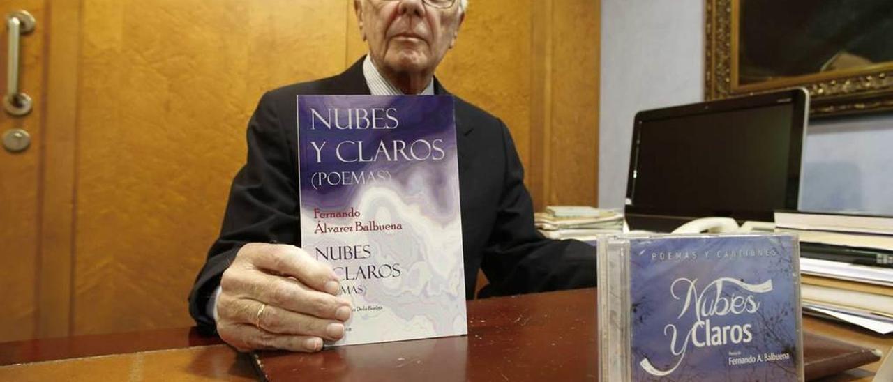 Fernando Álvarez-Balbuena posa con su libro &quot;Nubes y claros&quot; en su despacho de Avilés.