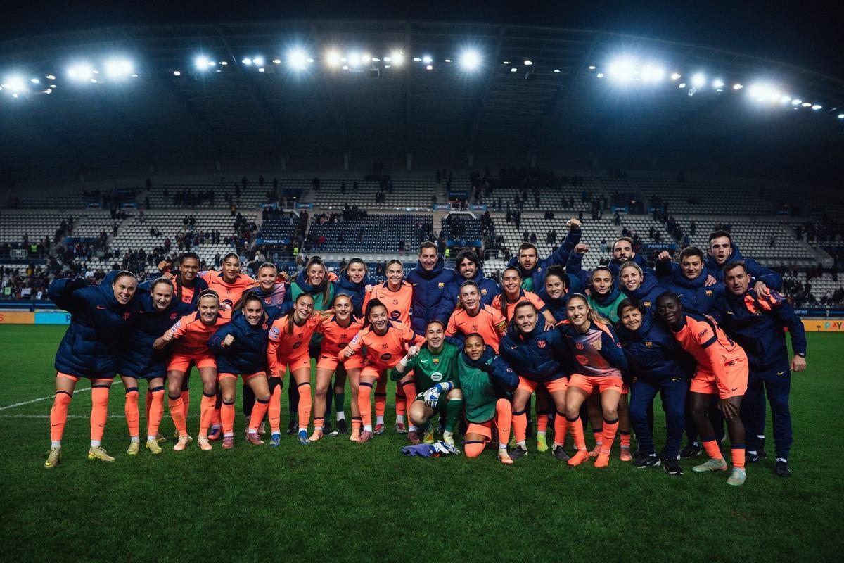 El Barça celebró en París la primera plaza en la Champions