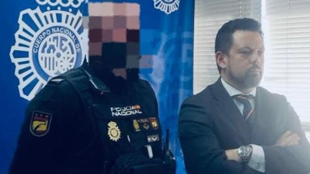 El policía, junto al abogado Eduardo Luna, durante su declaración por videoconferencia desde Baleares.