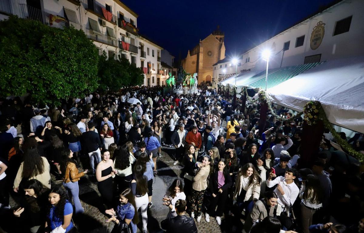 Ambiente en la cruz de Santa Marina, en la plaza Conde de Priego.