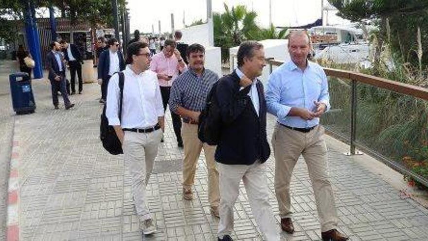 Joan Gual de Torrella, Jaume Ferrer y la comitiva de autoridades y técnicos, en la Savina.