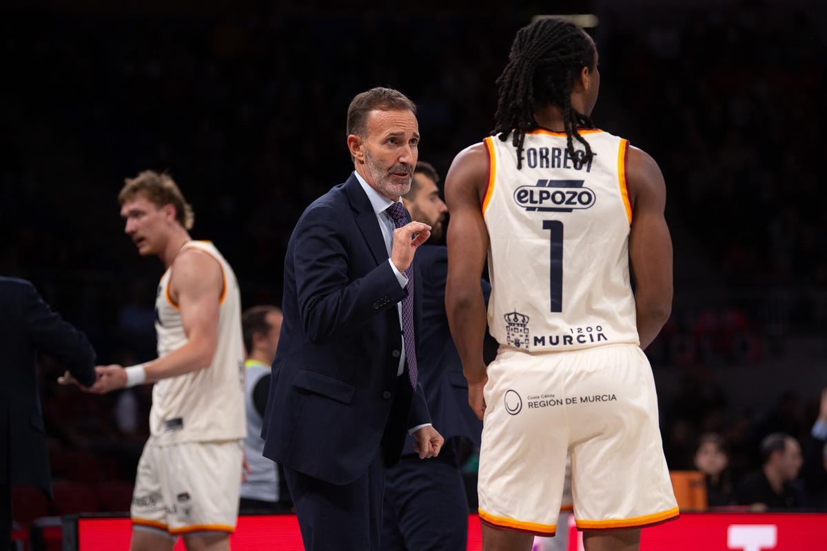Michael Forrest, del UCAM Murcia, junto a Sito Alonso en el Buesa Arena.
