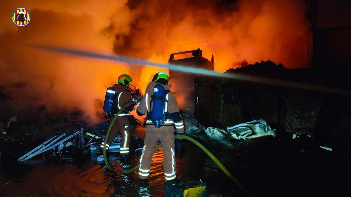 Un incendio calcina una nave industrial en Quart de Poblet