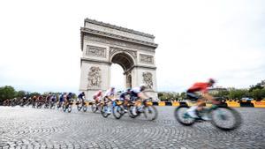 Combloux (France), 23/07/2023.- The peloton passes by the Arc de Triomphe during the 21st and final stage of the Tour de France 2023 over 115kms from Saint-Quentin-en-Yvelines to Paris Champs-Elysee, France, 23 July 2023. (Ciclismo, Francia) EFE/EPA/CHRISTOPHE PETIT TESSON