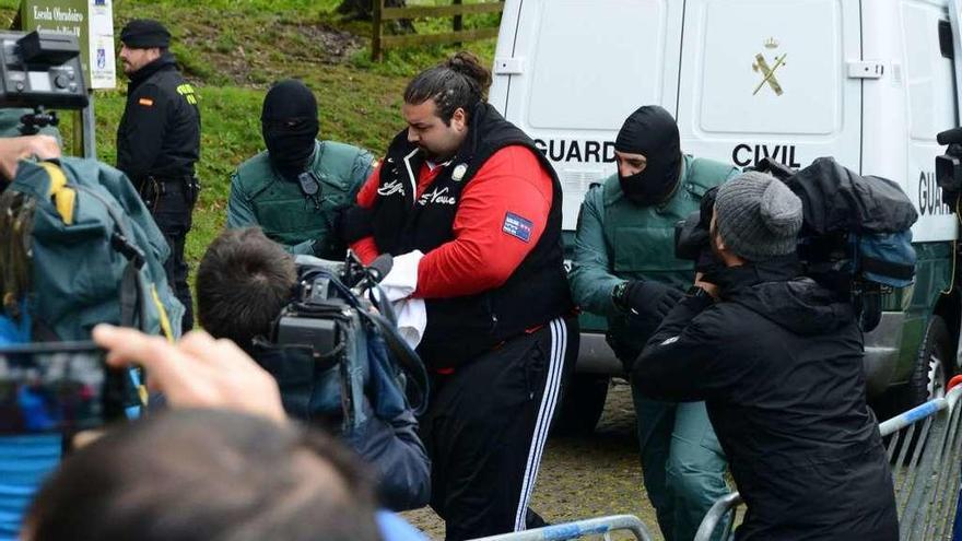 Saúl Giménez, en abril del pasado año, cuando acudió a declarar al juzgado de Cangas. // Gonzalo Núñez