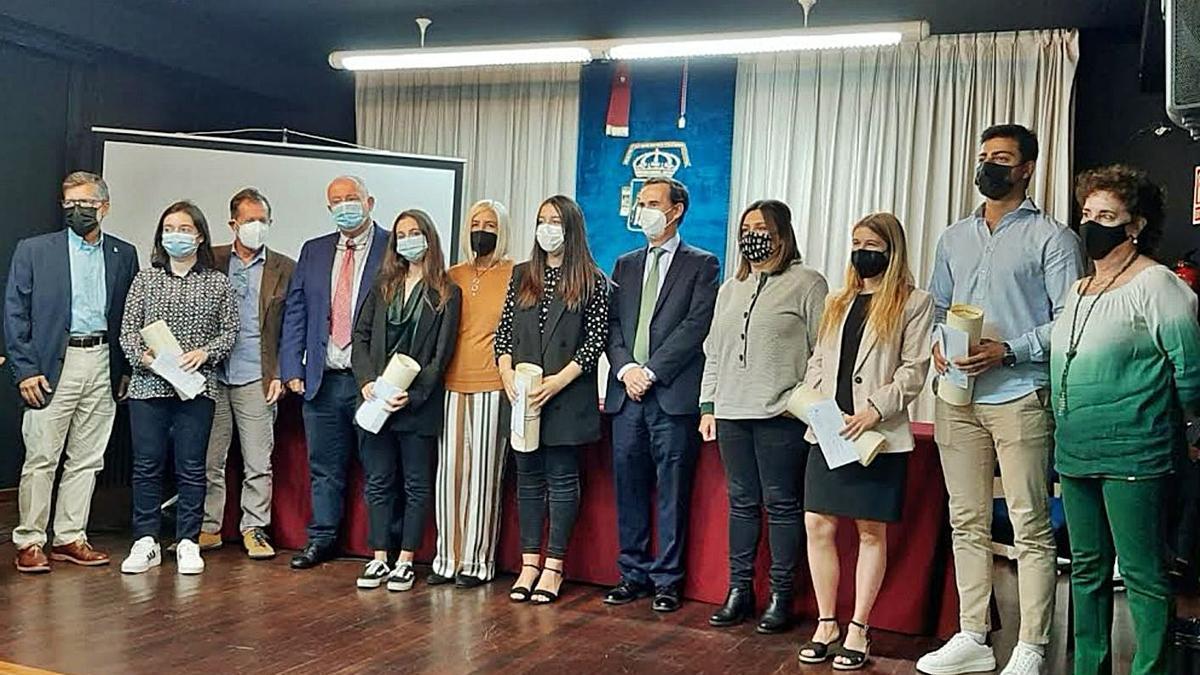 Los premiados, con profesores del centro y organizadores de los premios, ayer.