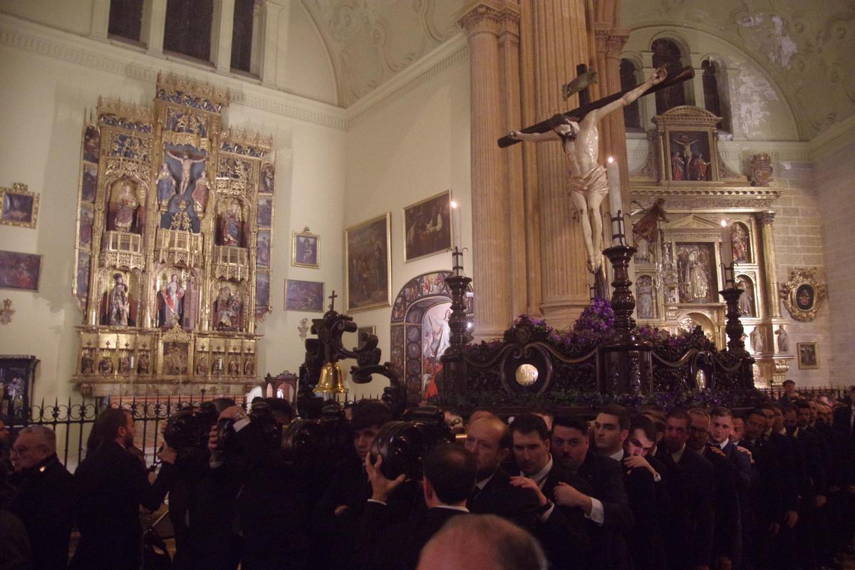Via Crucis de la Agrupación, en el interior de la Catedral de Málaga. Eduardo Nieto