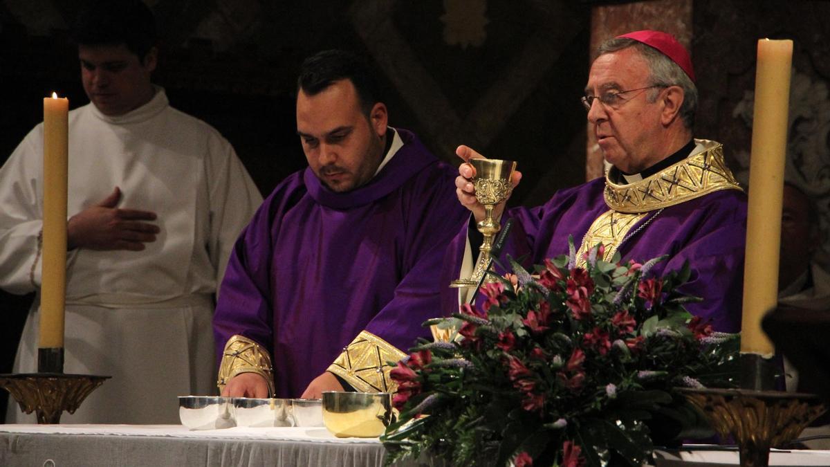 Joan Femenia (a la izquierda), párroco de Campanet, Búger y Moscari.