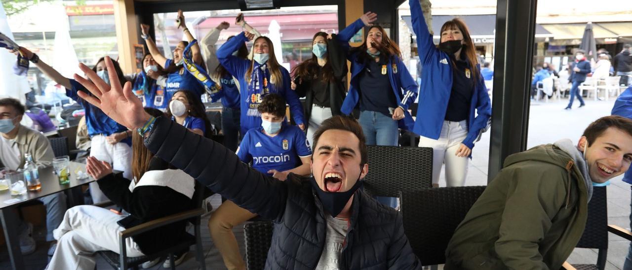 De la alegría del gol al nerviosismo: los aficionados azules llenan las terrazas para seguir el derbi