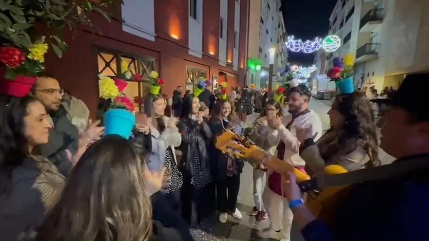 Vídeo | Carolina 'La Chispa' monta su propio concierto a las puertas del Teatro María Luisa de Mérida