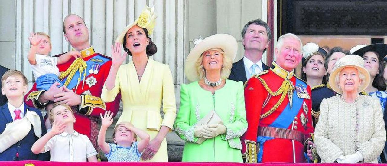 Una de las últimas apariciones de la familia real británica al completo en el balcón del Palacio de Buckingham. | R. I.