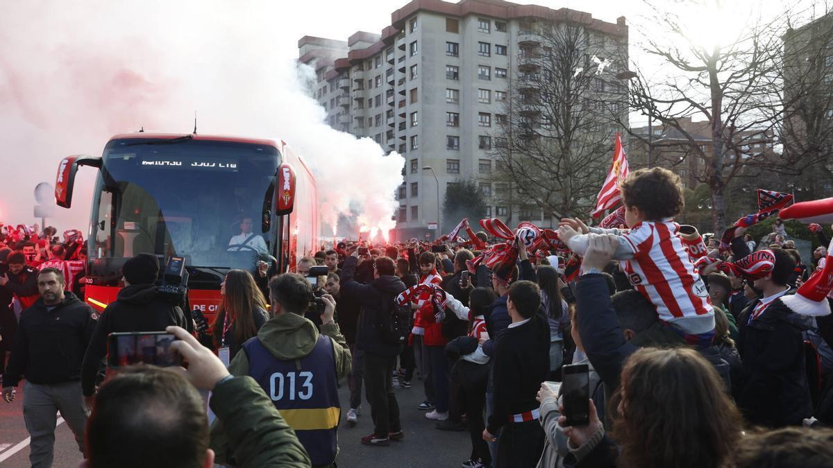 Sporting de Gijón: Recibimiento y colecta solidaria en la previa del Sporting