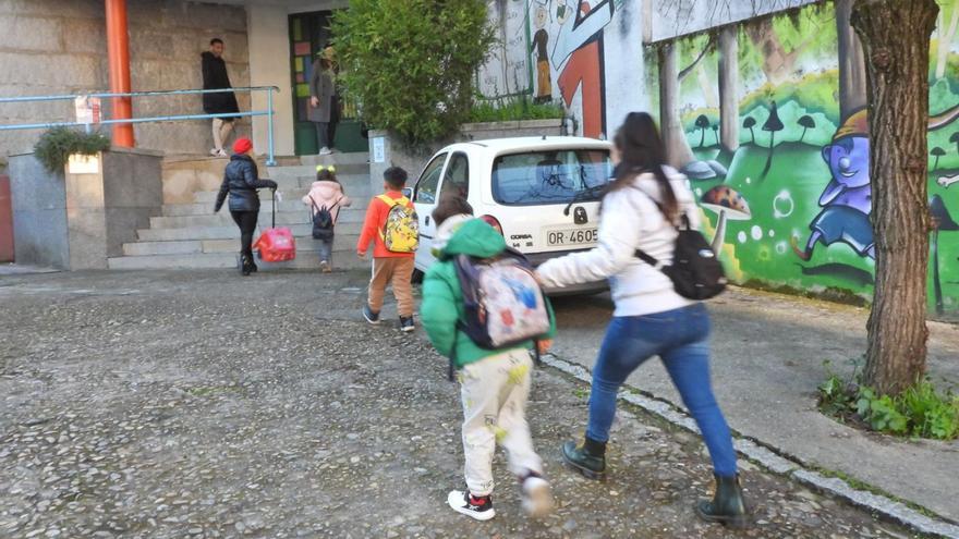 Alumnos entrando al colegio, en la vuelta a la normalidad del centro ourensano. |   // FERNANDO CASANOVA
